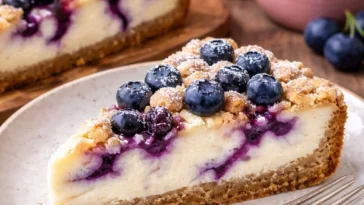 Joghurt-Mohn-Kuchen mit Kirschen und Streuseln auf einem hübschen Teller