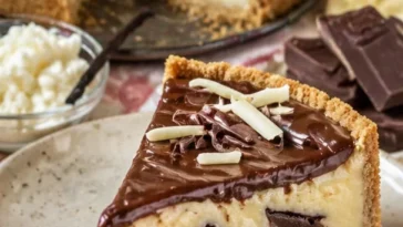 Karamellkekse Quarkauflauf auf einem Teller, dekoriert mit frischem Obst