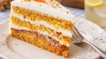 Leckere Karotten-Zitronen-Torte mit frischen Zitronenscheiben dekoriert