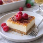 Käsekuchen mit Grahamcrackerkruste auf einem Teller serviert