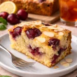 Saftiger Kirsch Buttermilch Kuchen auf einem Teller angerichtet