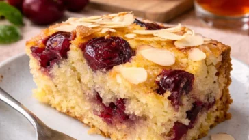 Saftiger Kirsch Buttermilch Kuchen auf einem Teller angerichtet