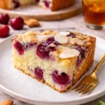 Saftiger Kirschkuchen mit Buttermilch auf einem Teller serviert