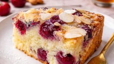 Saftiger Kirschkuchen mit Buttermilch auf einem Teller serviert