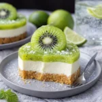 Kleinere Kiwi-Limetten-Käsekuchen auf einem weißen Teller