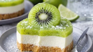 Kleinere Kiwi-Limetten-Käsekuchen auf einem weißen Teller