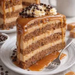 Klebriger Kaffee-Karamell-Kuchen auf einem Teller dekoriert