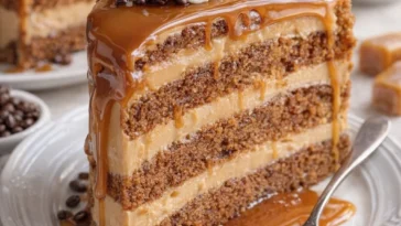 Klebriger Kaffee-Karamell-Kuchen auf einem Teller dekoriert