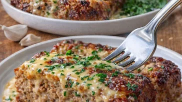 Knoblauch Parmesan Hackbraten auf einem Teller serviert