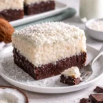 Kokosnusscreme-Brownies mit Schokolade und Kokosnuss, frisch gebacken