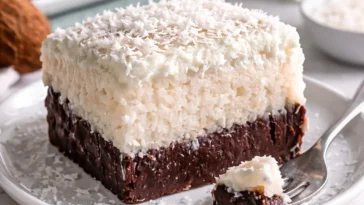 Kokosnusscreme-Brownies mit Schokolade und Kokosnuss, frisch gebacken