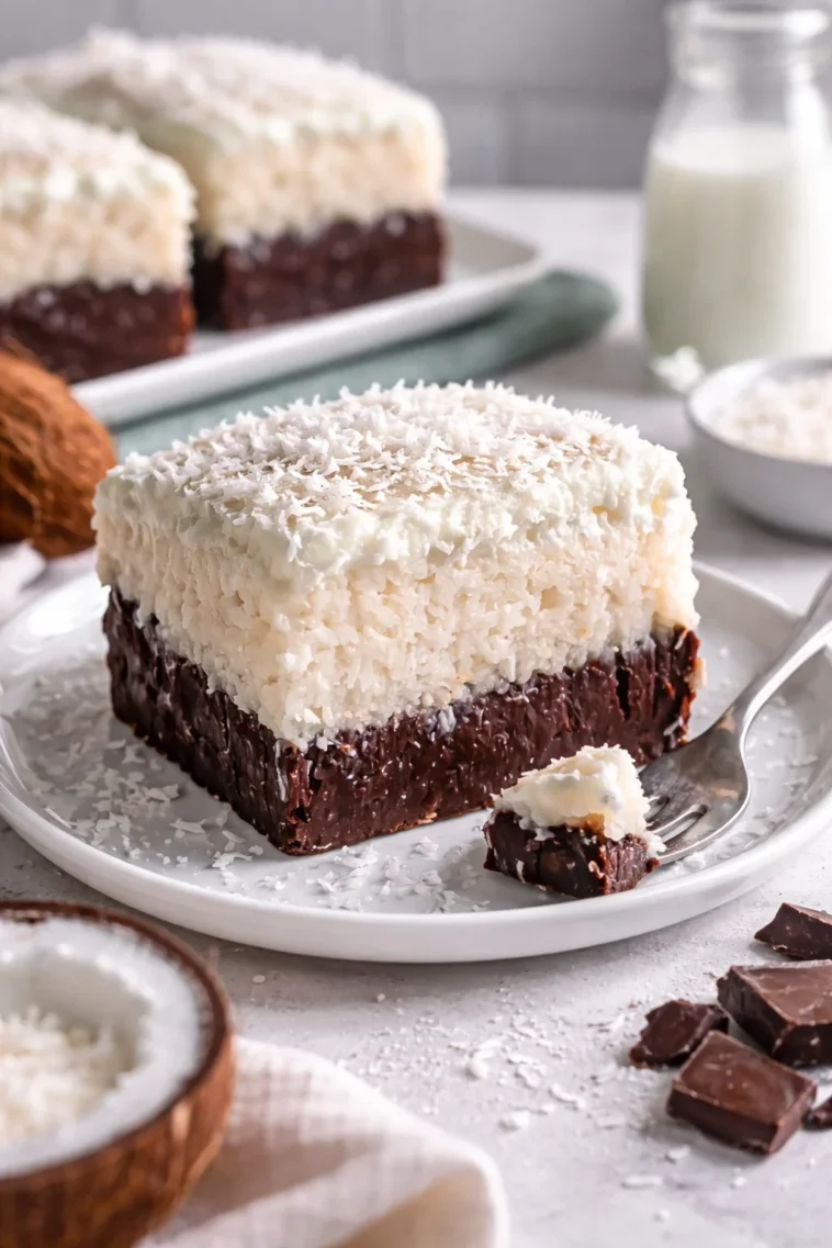 Kokosnusscreme-Brownies mit Schokolade und Kokosnuss, frisch gebacken