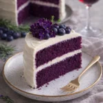 Königlicher purpurner Samtkuchen mit cremiger Vanille-Frosting auf einem eleganten Teller.