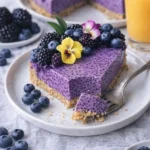 Leckere Heidelbeer-Chia-Samen-Torte auf einem Teller, perfekt für gesunde Naschkatzen