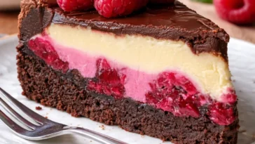 Leckere Geburtstagstorten mit buntem Zuckerguss und frischen Früchten