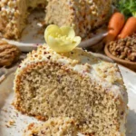 Leckerer Gugelhupf auf einem Holzbrett dekoriert mit Puderzucker
