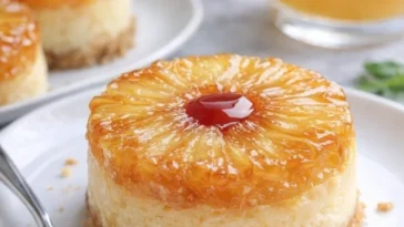 Mini-Ananas-Upside-Down-Cheesecakes auf einem Teller serviert