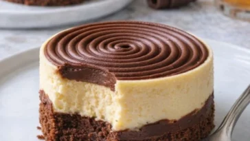 Mini Cheesecakes mit Brownieboden auf einem Teller serviert