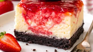 Mini Erdbeer-Swirls-Käsekuchen mit frischen Erdbeeren und Käsekuchen-Teig