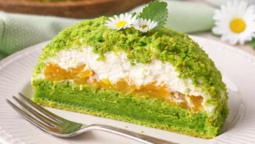 Leckere Mini-Frühlingskuchen auf einem Teller, ideal für Frühlingsfeiern