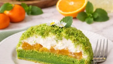 Mini-Frühlingskuchen mit bunten Frühlingszutaten auf einem Teller