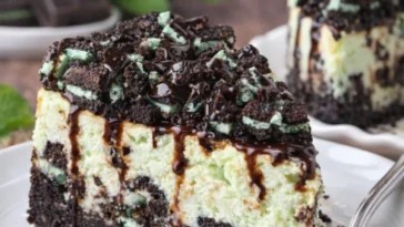 Mint Oreo Käsekuchen mit Minz-Oreo-Keksen und cremiger Käsekuchen-Füllung