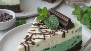 Minz-Schokoladen-Traum-Dessert mit frischer Minze und Schokoladensauce