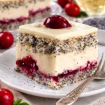 Leckerer Mohn-Kirsch-Kuchen mit saftigem Mohn und frischen Kirschen