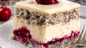 Leckerer Mohn-Kirsch-Kuchen mit saftigem Mohn und frischen Kirschen