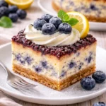 Mohn-Streuselkuchen mit Vanille-Quark-Creme auf einem Teller