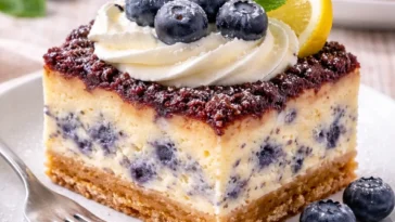 Mohn-Streuselkuchen mit Vanille-Quark-Creme auf einem Teller