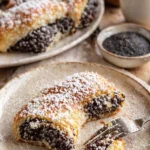 Leckere Mohnkipferl auf einem Teller, frisch gebacken für Genießermomente.