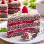 Mohnkuchen mit Himbeeren und Mohnmus auf einem dekorativen Teller