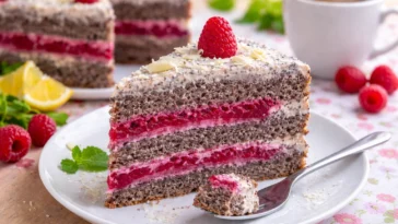 Mohnkuchen mit Himbeeren und Mohnmus auf einem dekorativen Teller
