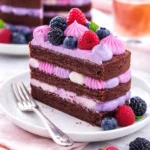 Vegane Nackte Schoko-Beeren-Torte auf einem eleganten Teller