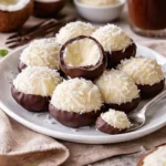 No Bake Kokosnuss-Creme-Bälle auf einem Teller serviert