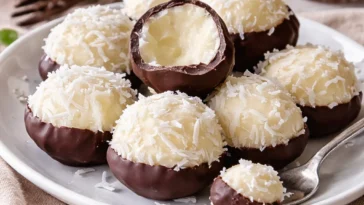 No Bake Kokosnuss-Creme-Bälle auf einem Teller serviert