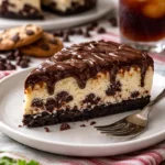 No-Bake Kühlschrankkeks-Käsekuchen auf einem Teller serviert