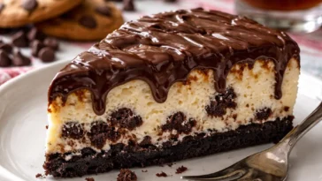 No-Bake Kühlschrankkeks-Käsekuchen auf einem Teller serviert