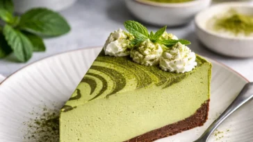 Leckerer No-Bake Matcha-Käsekuchen mit grünem Tee-Geschmack