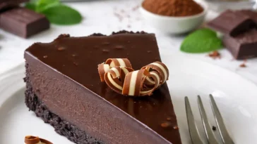 No-Bake-Schokoladentarte mit Schokolade und Keksen