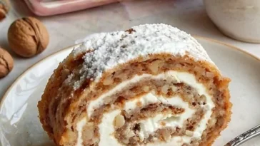 Köstliche Nuss-Rolle mit einer Füllung aus gemahlenen Nüssen und Gewürzen
