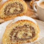 Laktosefreier Nussstrudel nach Omas Rezept auf einem Teller