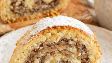 Laktosefreier Nussstrudel nach Omas Rezept auf einem Teller