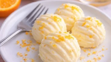 Orangen-Cremekäse-Minzbonbons auf einem Teller, bereit zum Genießen