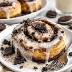 Oreo-Zimtschnecken frisch gebacken, verziert mit Zimt und Schokolade