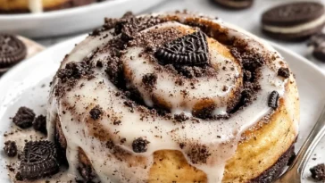 Oreo-Zimtschnecken frisch gebacken, verziert mit Zimt und Schokolade