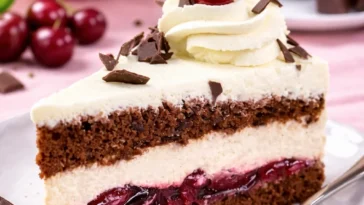 Gläser mit hausgemachter Ostermarmelade auf einem Tisch