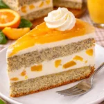 Pfirsichkuchen mit Mohnsamen auf einem Teller serviert