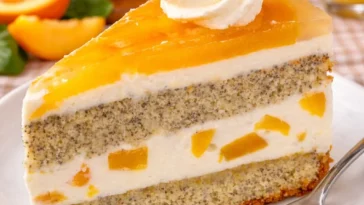 Pfirsichkuchen mit Mohnsamen auf einem Teller serviert